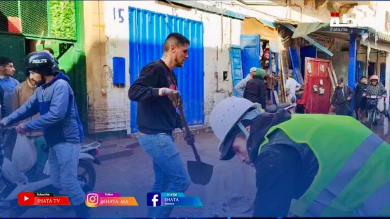 مواطن أجنبي يتطوع في عمليات التنظيف وإزالة الأوحال بآسفي بعد الفيضانات