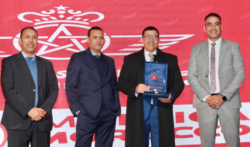 الخطوط الملكية المغربية تحتفي في القاهرة بشغف كرة القدم