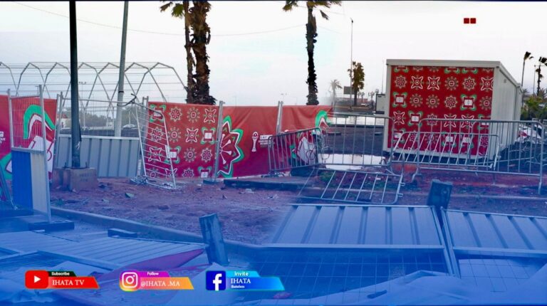 عين الذئاب.. الأمطار والرياح القوية تخرب منطقة المشجعين بمنطقة العنق