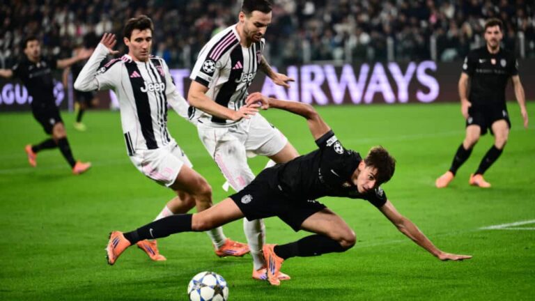 فيديريكو غاتي (وسط) لاعب يوفنتوس الإيطالي في مواجهة سبورتينغ البرتغالي ضمن دوري أبطال أوروبا لكرة القدم