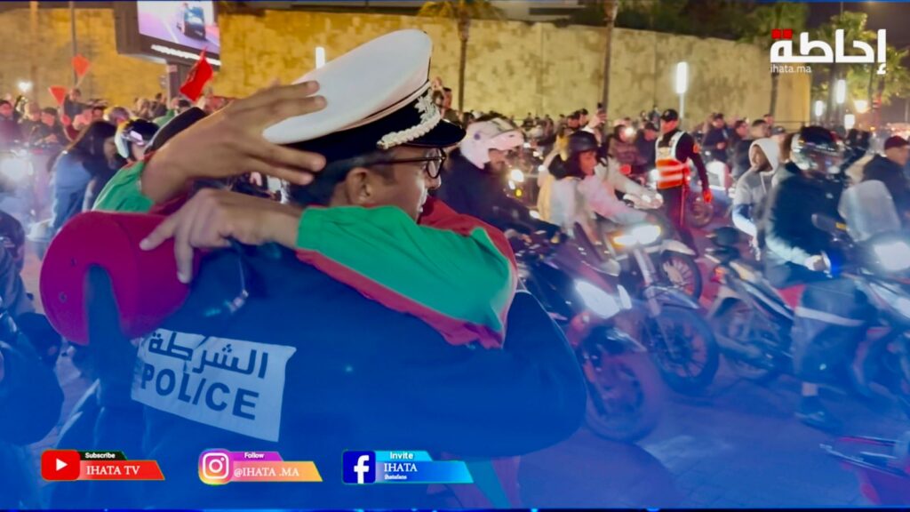 شاب يعانق شرطي ويقبل رأسه في احتفالات تتويج المغرب بكأس العرب