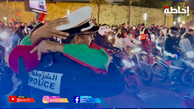 شاب يعانق شرطي ويقبل رأسه في احتفالات تتويج المغرب بكأس العرب