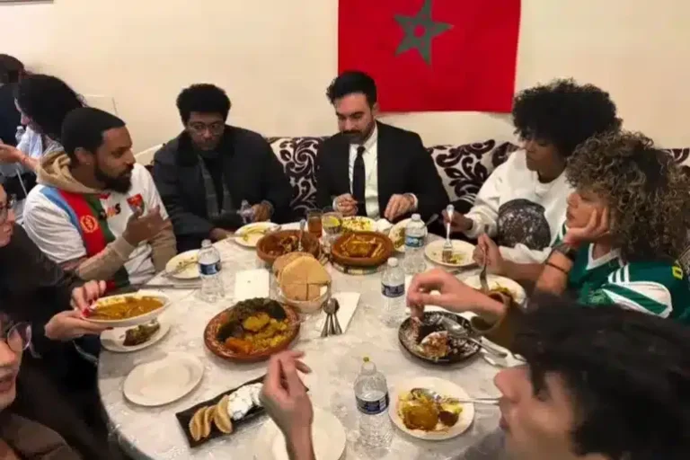 حاكم نيويورك ممداني يشجع "أسود الأطلس"