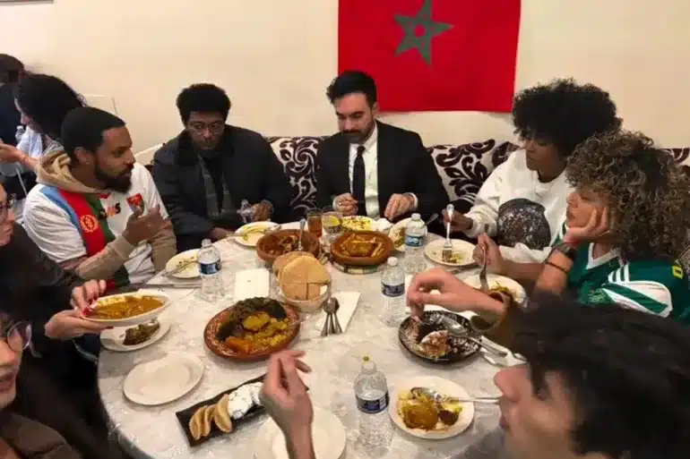 حاكم نيويورك ممداني يشجع "أسود الأطلس"