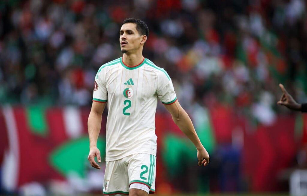 المدافع الجزائري ماندي يؤيد تنظيم “الكان” كل أربع سنوات ويشيد بالتنظيم المغربي وجودة الملاعب