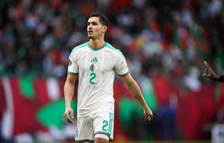 المدافع الجزائري ماندي يؤيد تنظيم “الكان” كل أربع سنوات ويشيد بالتنظيم المغربي وجودة الملاعب