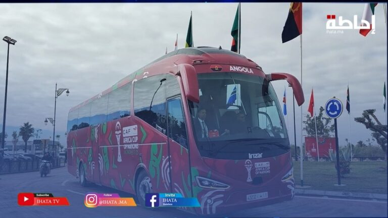 لحظة وصول منتخبي أنغولا وزيمبابوي إلى أرضية الملعب الكبير لمراكش