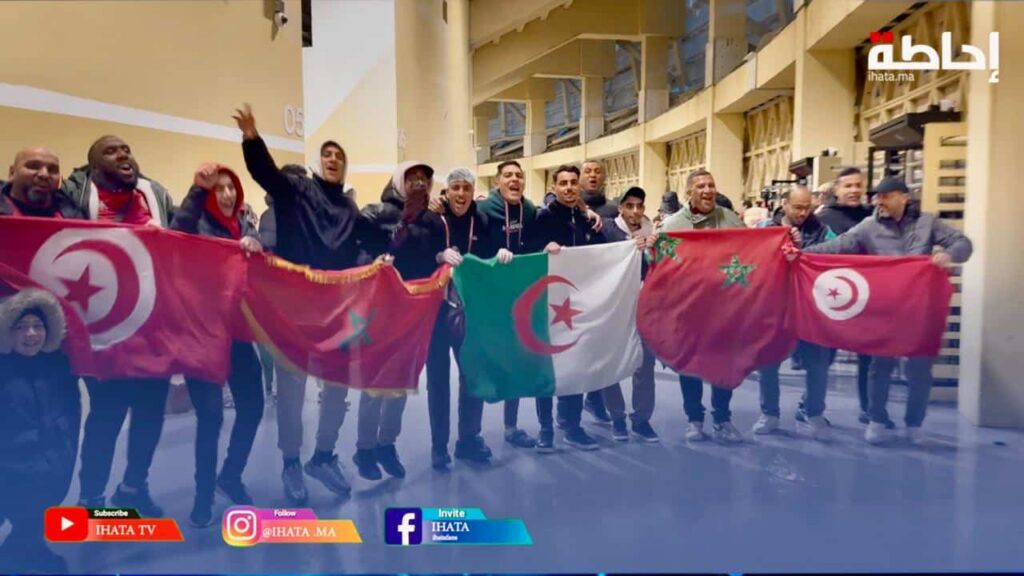 رافعون أعلام دول المغرب العربي.. الجماهير التونسية تحتفل في شوارع الرباط بشعار "تونس والمغرب خاوة خاوة"