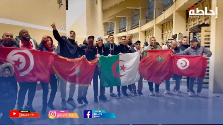 رافعون أعلام دول المغرب العربي.. الجماهير التونسية تحتفل في شوارع الرباط بشعار "تونس والمغرب خاوة خاوة"
