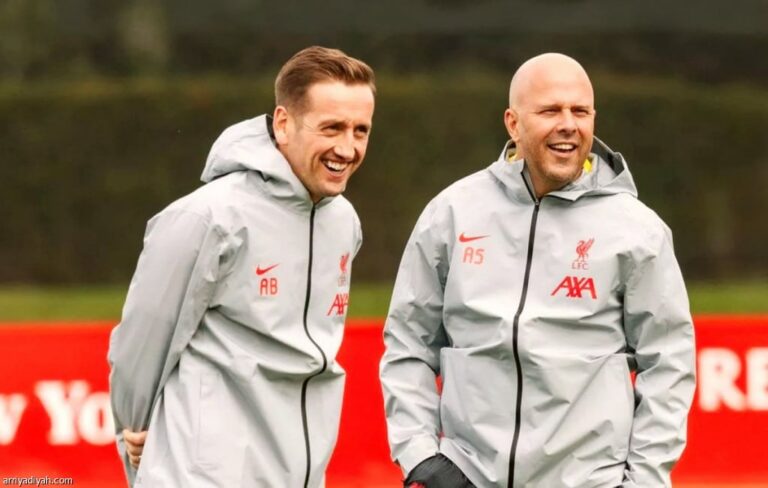 ليفربول يقيل مدرب الكرات الثابتة