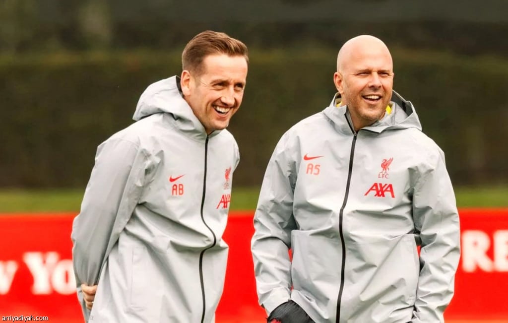 ليفربول يقيل مدرب الكرات الثابتة