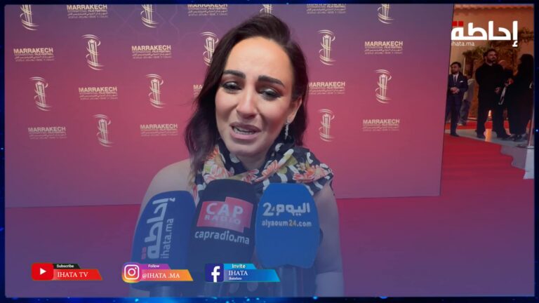 الممثلة سناء علوي تذرف الدموع وتوجه رسالة مؤثرة لوالدتها الراحلة بمهرجان مراكش للفيلم
