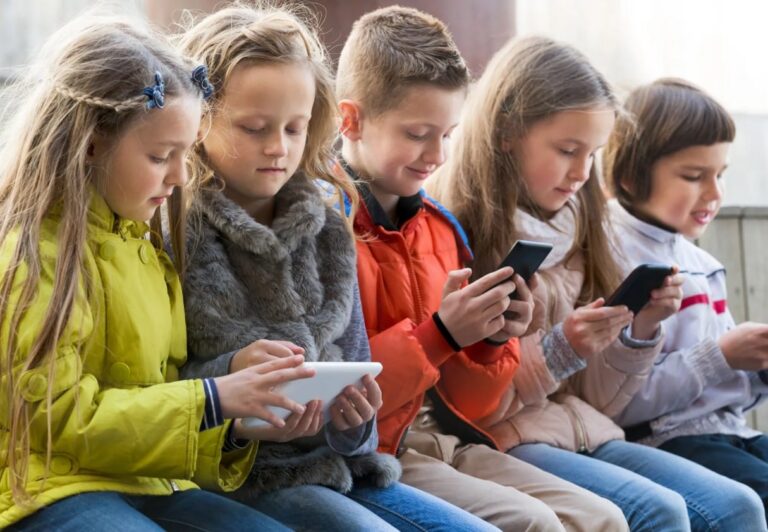 امتلاك هواتف ذكية قبل سن المراهقة يرتبط بمخاطر صحية (دراسة)