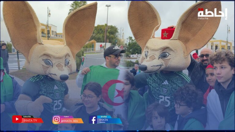 "الفنك" يلتقط الصور التذكارية مع الجماهير قبل فوز الجزائر على غينيا الاستوائية