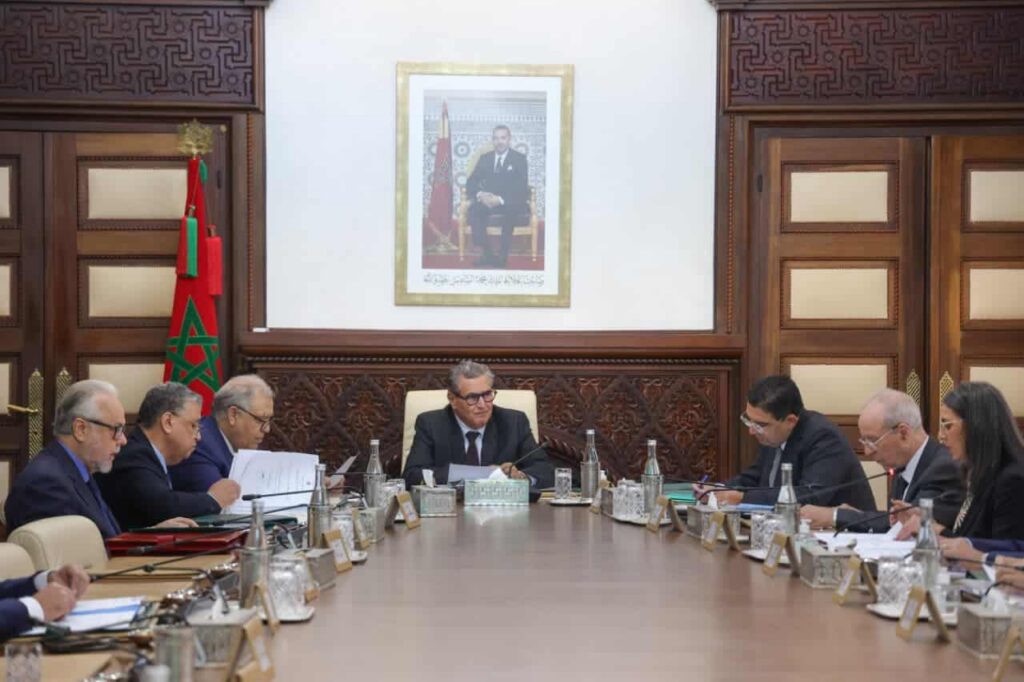 مجلس للحكومة تصادق على مرسوم يحدد وثائق أثمان التحويل وكيفيات الإدلاء بها للضرائب
