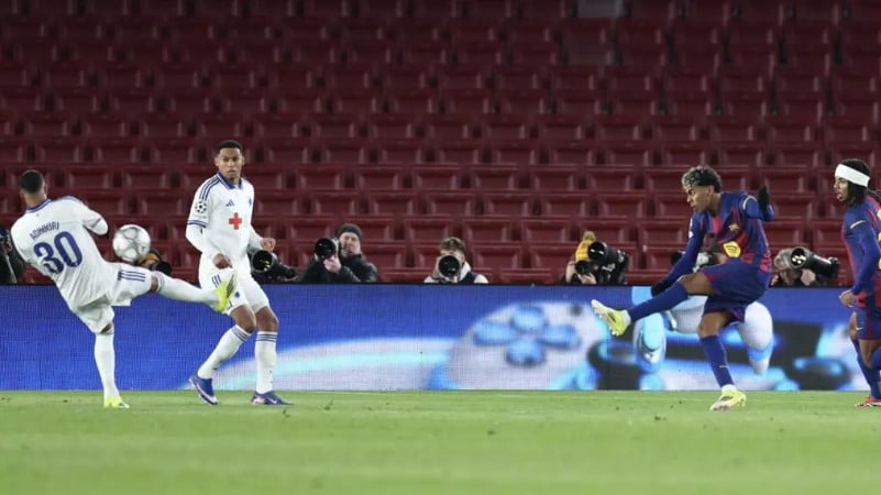 مهاجم برشلونة الإسباني لامين جمال يسجّل الهدف الثاني لفريقه في مرمى كوبنهاغن الدنماركي