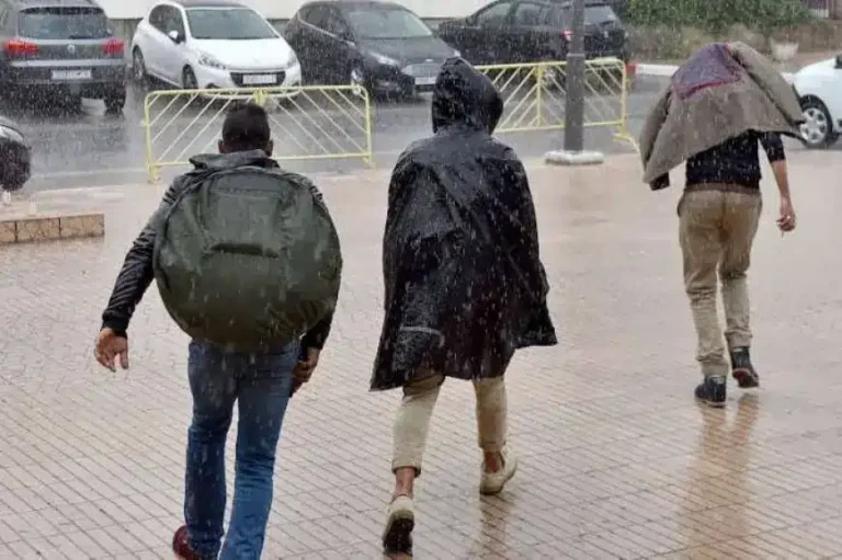 تقلبات جوية ونشرة إنذارية تدفع إلى توقيف الدراسة بتزنيت حفاظا على سلامة التلاميذ