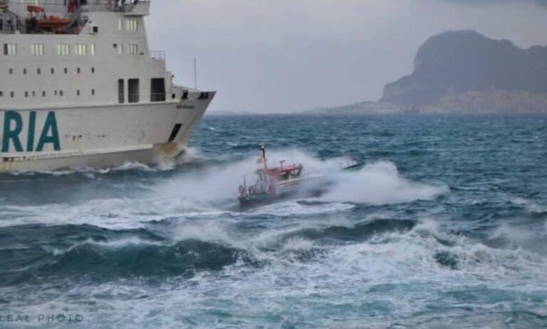 تعليق الرحلات البحرية بين طريفة وطنجة بسبب اضطرابات جوية