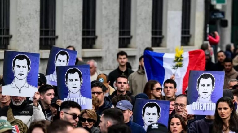 متظاهرون يرفعون رسما للناشط اليميني المتطرف كانتان دورانك خلال تظاهرة في مدينة ليون في 21 فبراير 2026