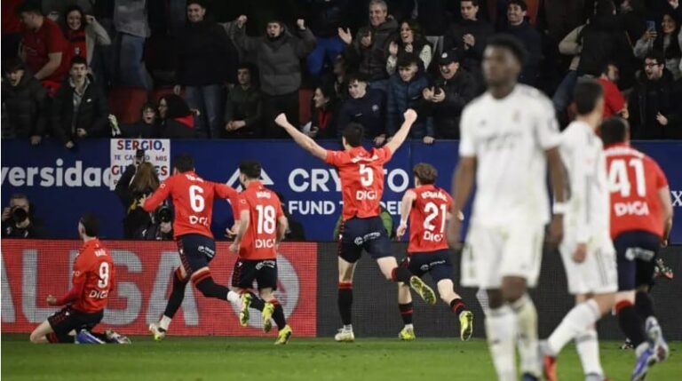 مهاجم أوساسونا راوول غارسيا بحتفل بتسجيل هدف الفوز لفريقه أمام ريال مدريد (2-1) في الدوري الإسباني لكرة القدم السبت في 21 فبراير 2026