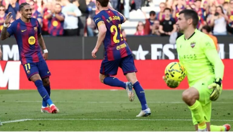 يحتفل بالتسجيل لنادي برشلونة في مرمى ضيفه ليفانتي في الدوري الإسباني لكرة القدم. برشلونة في 22 فبراير 2026