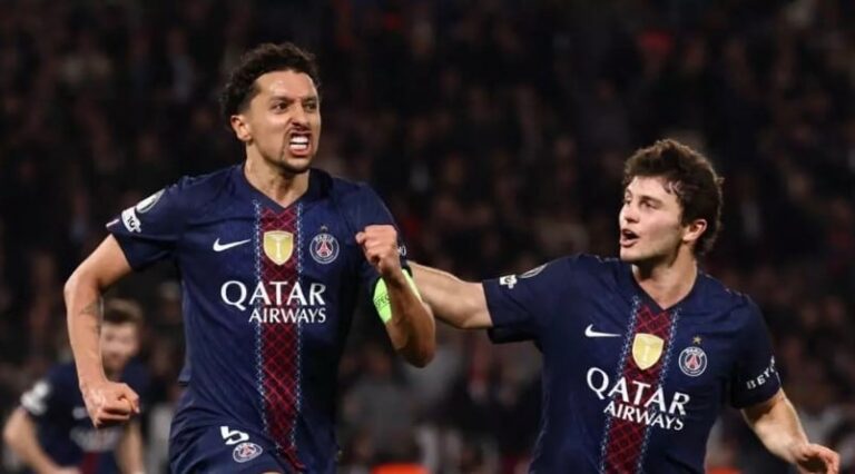 ماركينيوس يحتفل مع جواو نيفيس بعد تسجيل الهدف الأول لنادي باريس سان جرمان في إياب ملحق دوري أبطال أوروبا أمام موناكو على ملعب بارك دي برانس في باريس، 25 فبراير 2026