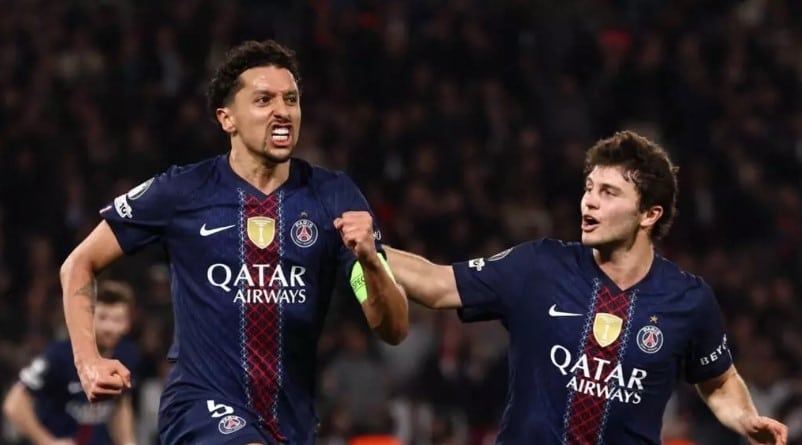 ماركينيوس يحتفل مع جواو نيفيس بعد تسجيل الهدف الأول لنادي باريس سان جرمان في إياب ملحق دوري أبطال أوروبا أمام موناكو على ملعب بارك دي برانس في باريس، 25 فبراير 2026