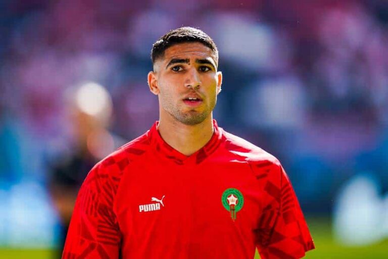 النجم أشرف حكيمي يشارك أطفال بالشارع لحظات عفوية قبل التحاقه بمعسكر المنتخب المغربي