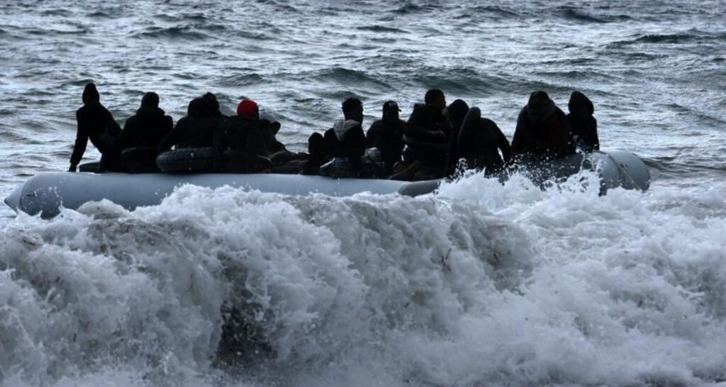 دعت وزارة الخارجية المصرية في البيان ذاته المصريين إلى "توخّي أقصى درجات الحيطة والحذر وعدم الانسياق وراء عصابات الهجرة غير الشرعية"