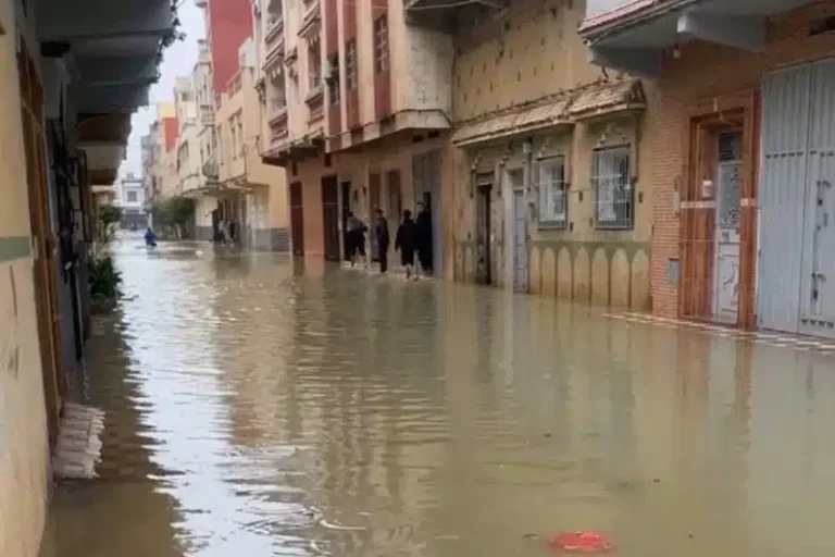 تعليق الدراسة بالقصر الكبير بسبب الفيضانات وسوء الأحوال الجوية