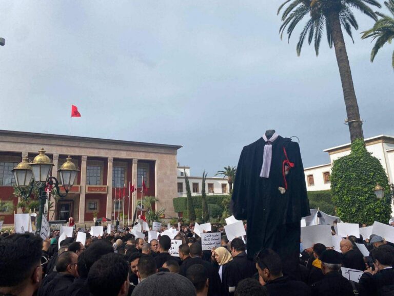 المحامون يحتجون أمام البرلمان رفضا لمشروع قانون المهنة