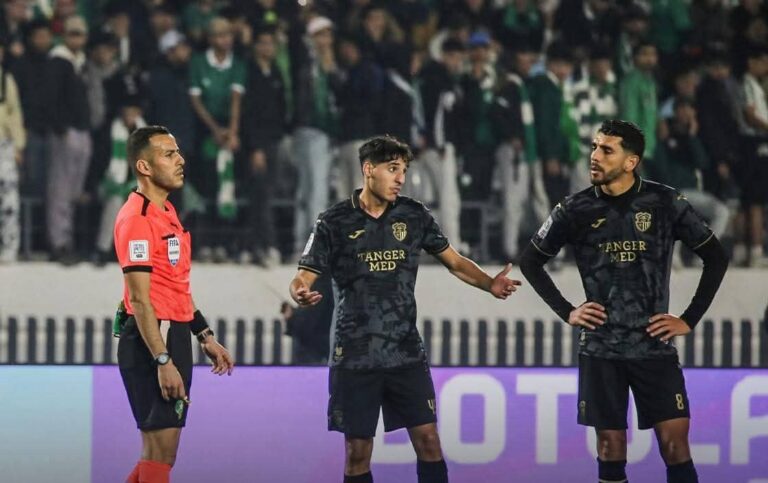 اتحاد طنجة يحتج على التحكيم أمام الرجاء ويطالب بتحقيق عاجل