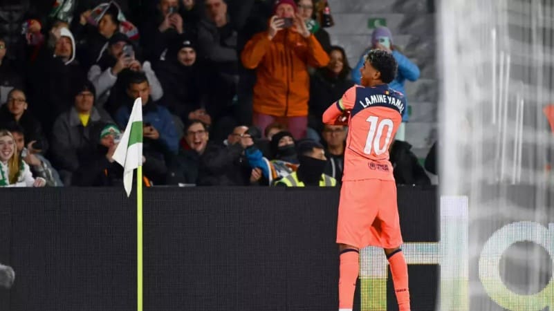 لامين جمال مهاجم برشلونة يحتفل بهدفه في مرمى إلتشي ضمن الدوري الإسباني لكرة القدم