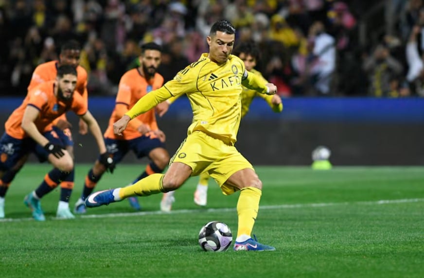 كريستيانو رونالدو لاعب نادي النصر لحظة اهداره ركلة جزاء أمام الفيحاء