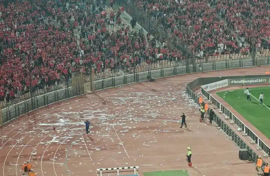 الاتحاد الإفريقي لكرة القدم يدين أحداث القاهرة ويفتح تحقيقا بعد رشق لاعبي الجيش الملكي
