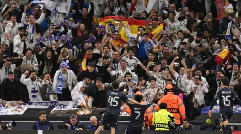 لاعبو ريال مدريد الاسباني يحتفلون بهدف البرازيلي فينيسيوس جونيور في مرمى مانشستر سيتي الإنكليزي في إياب ثمن نهائي دوري أبطال أوروبا لكرة القدم. مانشستر، شمال غرب إنكلترا، في 17 مارس 2026