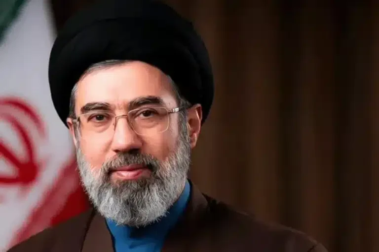 من هو مجتبى خامنئي الذي خلف والده في قيادة إيران بعد سنوات من النفوذ في الظل؟