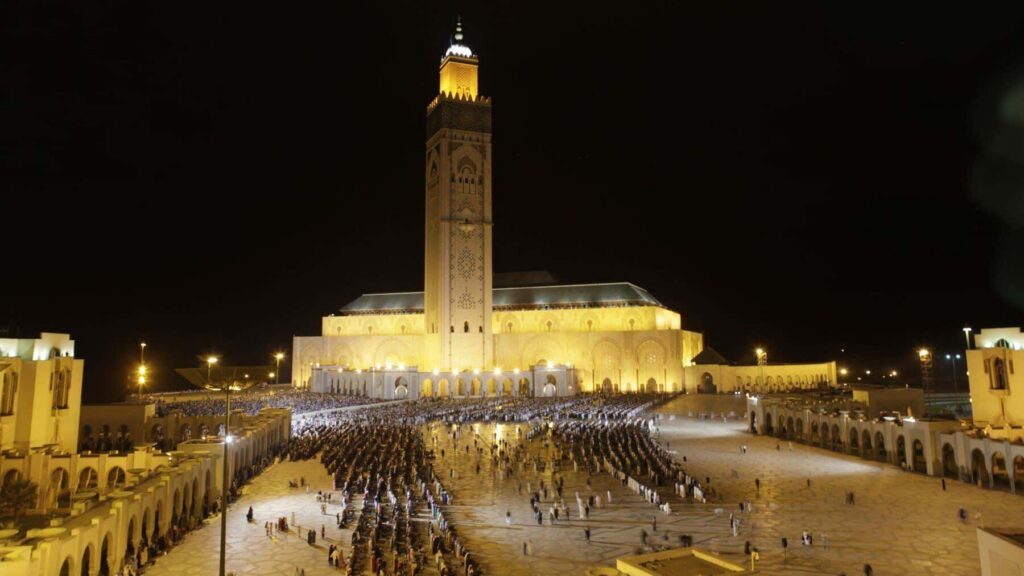 مسجد الحسن الثاني بالدارالبيضاء.. آلاف المصلين يحيون ليلة القدر في أجواء روحانية وتعبدية متميزة