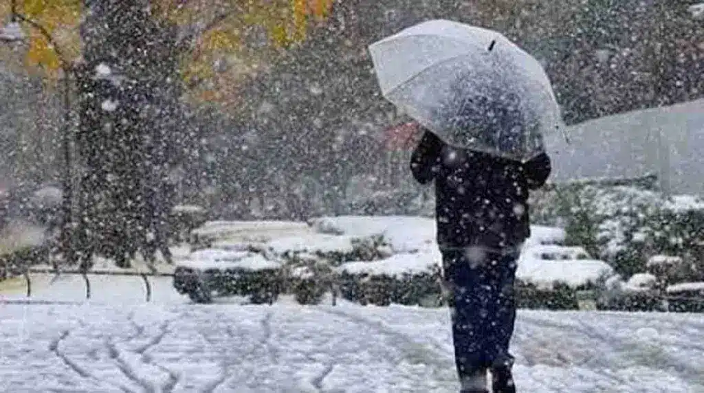 تساقطات ثلجية وأمطار قوية