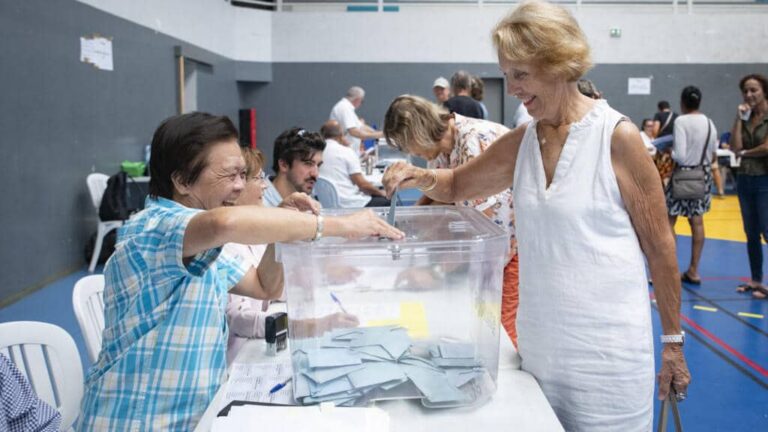 انتخابات بلدية غير محسومة في فرنسا قبل سنة من الاستحقاق الرئاسي