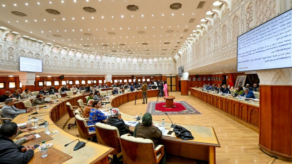 دورة مجلس جماعة مراكش تواصل أشغالها بمناقشة النقل والمواقف والرياضة والنظافة
