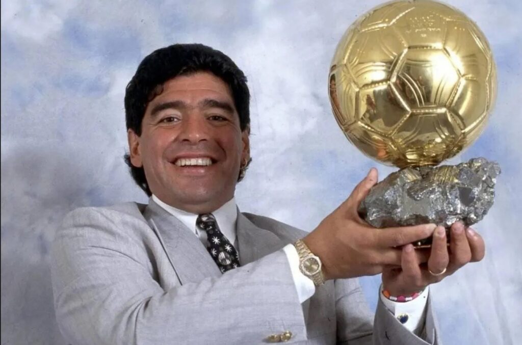 أسطورة كرة القدم الأرجنتينية، دييغو أرماندو مارادونا.
