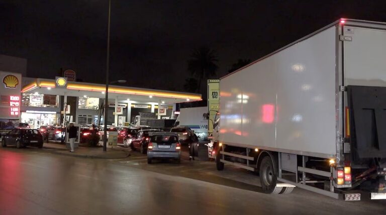 طوابير بمحطات الوقود بالدار البيضاء قبيل زيادة مرتقبة في أسعار المحروقات