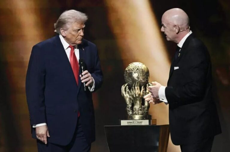 كأس العالم لكرة القدم أسس جاني إنفانتينو، رئيس الاتحاد الدولي لكرة القدم (يمين)، علاقة وثيقة مع الرئيس الاميركي دونالد ترامب.