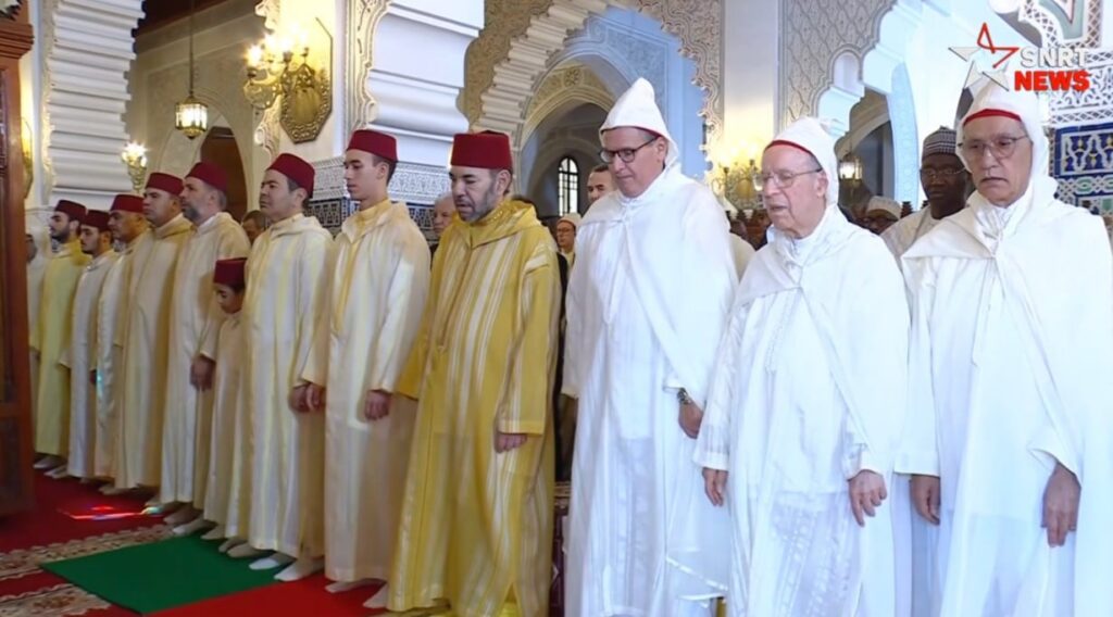 أدى أمير المؤمنين الملك محمد السادس، مرفوقا بولي العهد الأمير مولاي الحسن، الأمير مولاي رشيد، والأمير مولاي أحمد، يوم الجمعة، صلاة عيد الفطر بمسجد أهل فاس