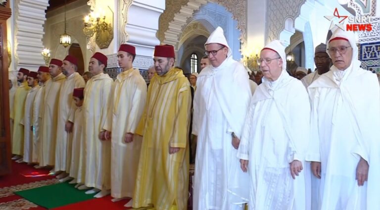 أدى أمير المؤمنين الملك محمد السادس، مرفوقا بولي العهد الأمير مولاي الحسن، الأمير مولاي رشيد، والأمير مولاي أحمد، يوم الجمعة، صلاة عيد الفطر بمسجد أهل فاس