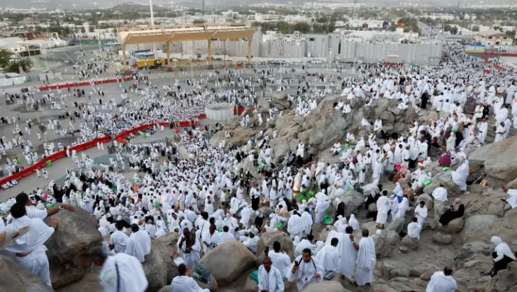 توافد الحجاج إلى عرفات لأداء الركن الأعظم من الحج