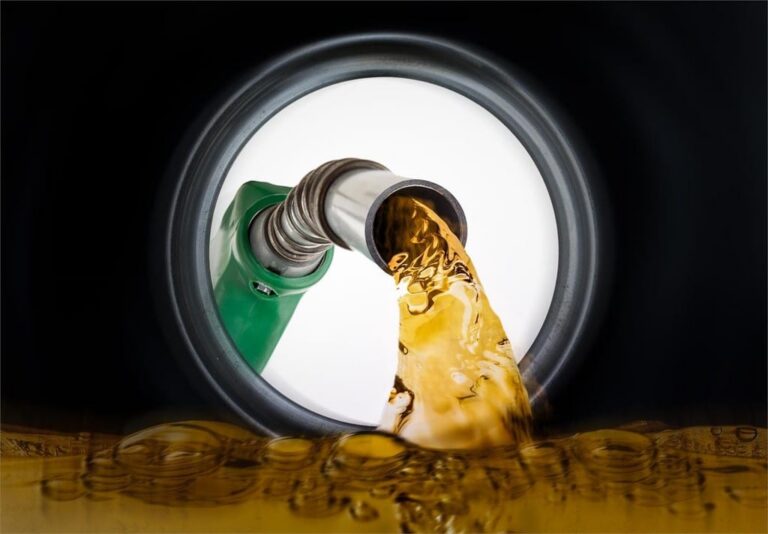 تهاوي أسعار النفط يفضح اختلالات تدبير المخزون بالمغرب