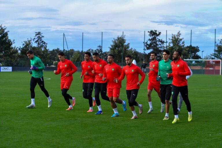 المنتخب الوطني يبلغ ثمن النهائي في الصدارة عقب فوزه على زامبيا بثلاثية نظيفة