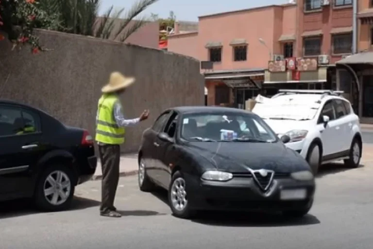 مراكش.. حملة أمنية ضد حراس السيارات العشوائيين تطيح بعدد من أصحاب السترات الصفراء